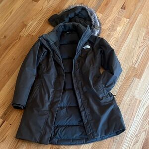 EUC WOMENS The North Face 550 sz small long Dark Green Coat with Faux Fur Trim